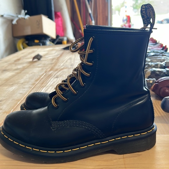 Nearly new Dr Martens, size 9 - Picture 2 of 6